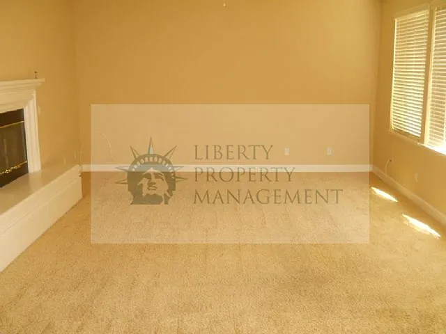 4 bed, 2949 sqft, $3,450 — Photo 4