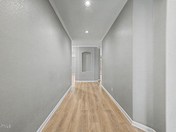 4th image of 2131 E AUGUSTA Avenue