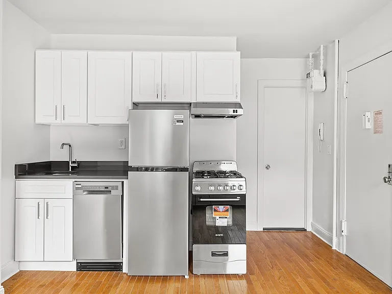 18 Cornelia St #1 — Photo 2