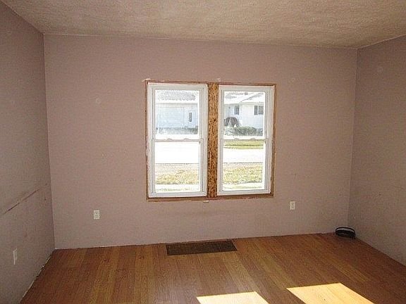 2nd image of 115 W Mason St