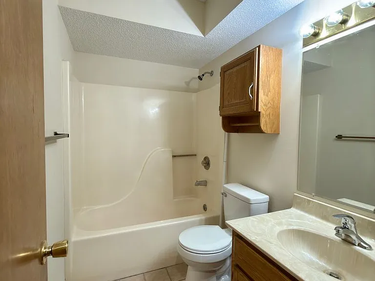 718-720 Republic Dr — Photo 6