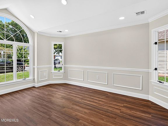 3rd image of 1575 Goldspire Road