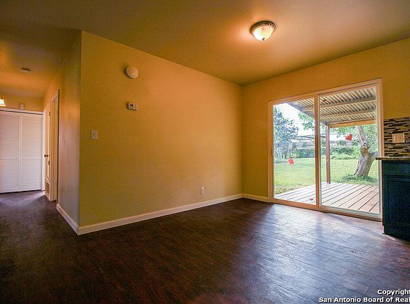 4th image of 4731 Castle View Dr