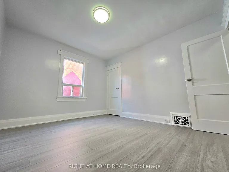 344 Glebeholme Blvd #UPPER — Photo 9