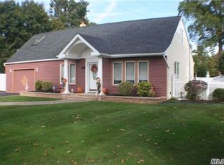 1625 Feureisen Ave, Bohemia, NY 11716