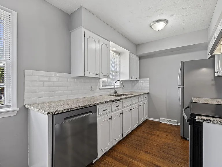 5508 S 122nd St — Photo 15