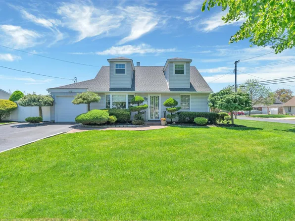 15 Argyle Place, Massapequa, NY 11758