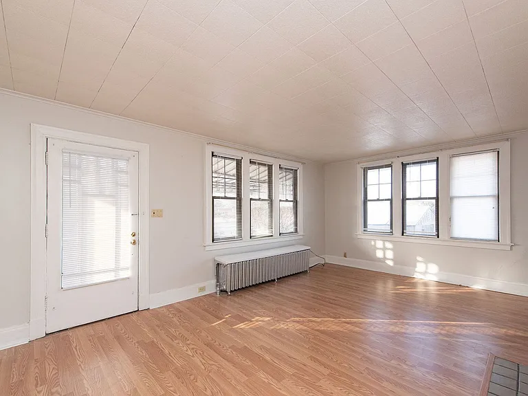 Beautifully updated Tudor style duplex. Upper unit. Large rooms. 2 balconies, private entry. Fenc... — Photo 6