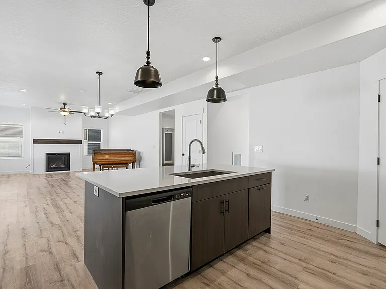 244 N 200 E — Photo 23