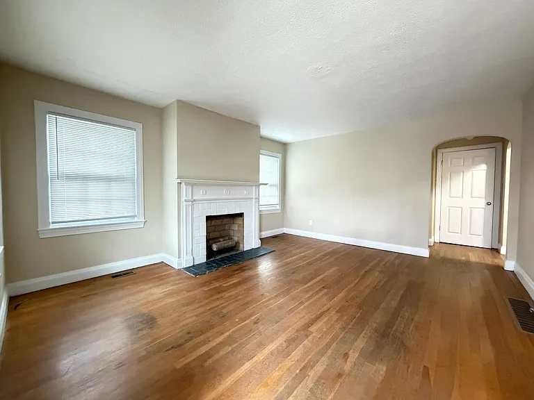 825 Parkway Dr — Photo 2