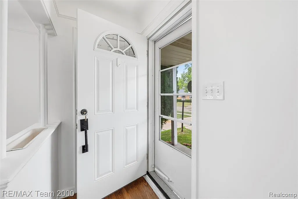 3 bed, 2.0 bath, 1044 sqft, $1,900 — Photo 3