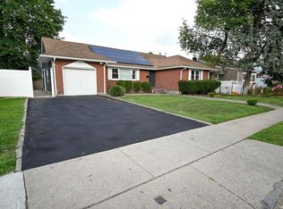 180 Kinkel St, Westbury, NY 11590
