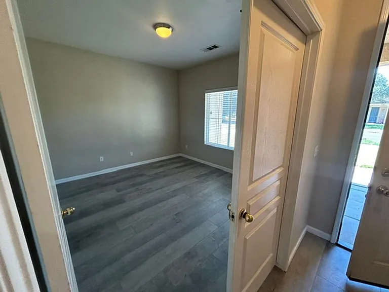 814 W James Ct — Photo 3