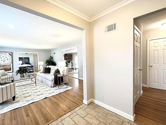 5th image of 33 Beacon Hill Ln