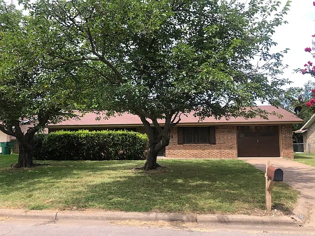 3 bed, 1176 sqft, $1,650 — Photo 2