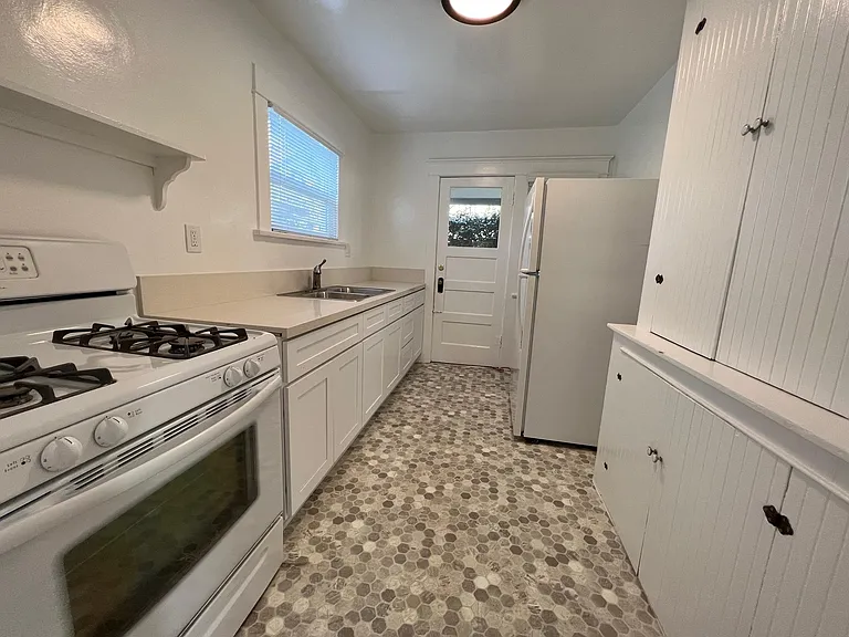 1343 Chelsea Ave — Photo 4