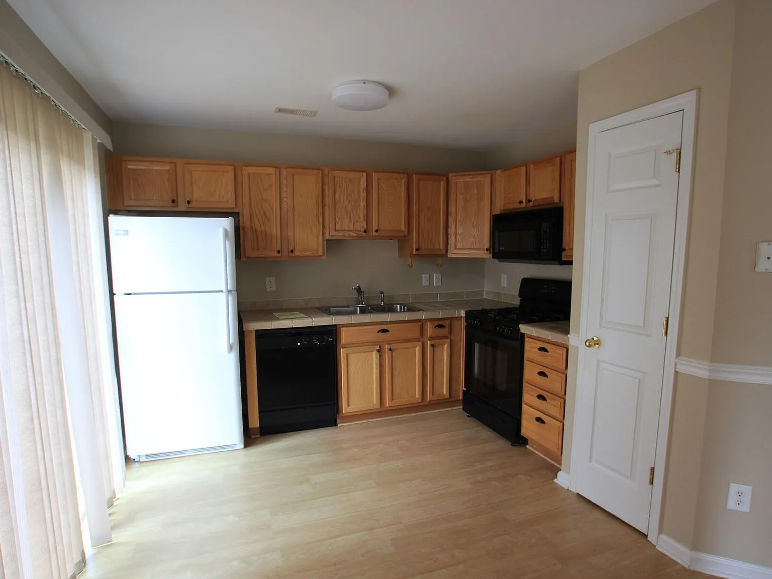3 bed, 2.5 bath, 1740 sqft, $1,700 — Photo 3