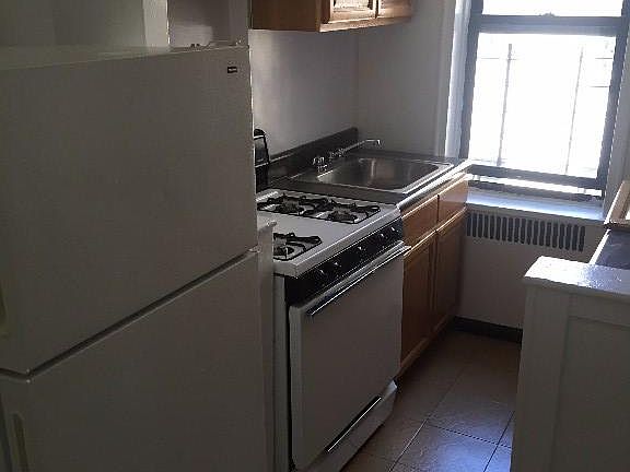 3rd image of 917 Sheridan Ave #10