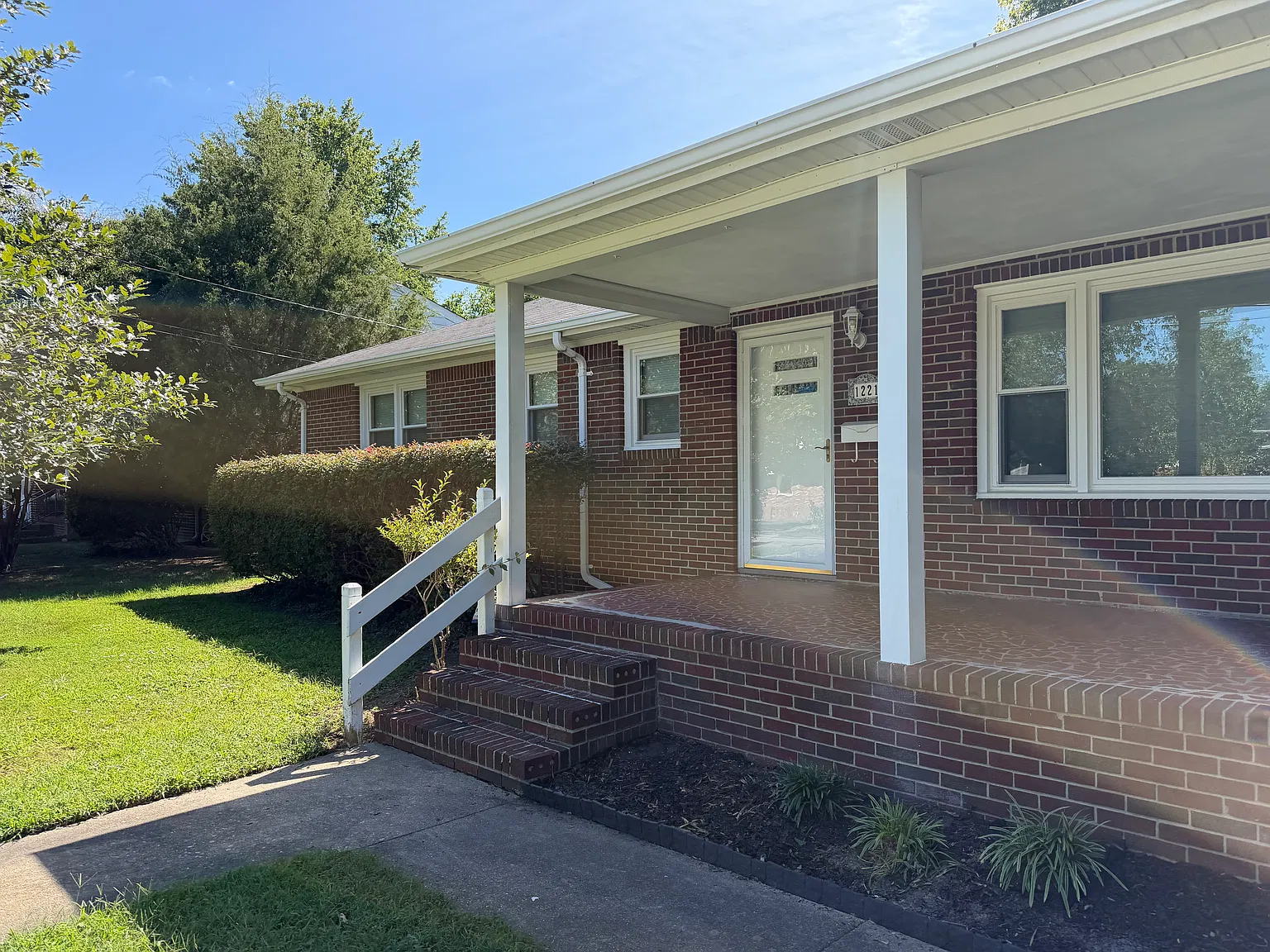 3 bed, 1300 sqft, $2,400 — Photo 3