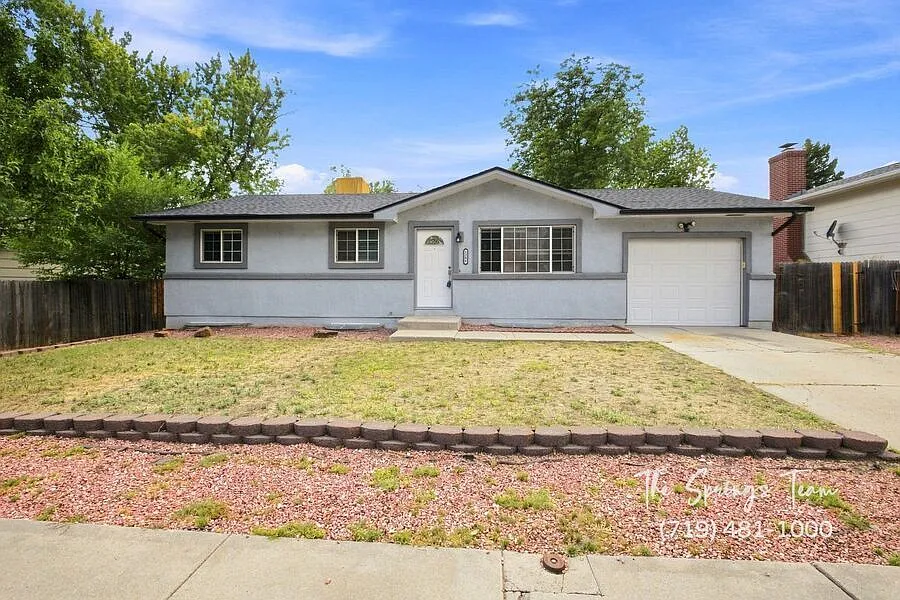 Spacious 5 Bd Home With Fenced Yard & Flexible Living Space! — Photo 2