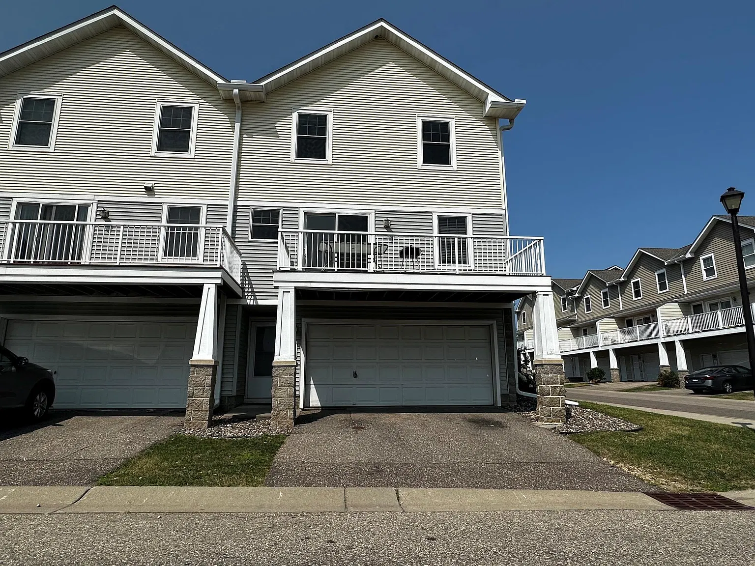 3 bed, 1.5 bath, 1504 sqft, $2,000 — Photo 2