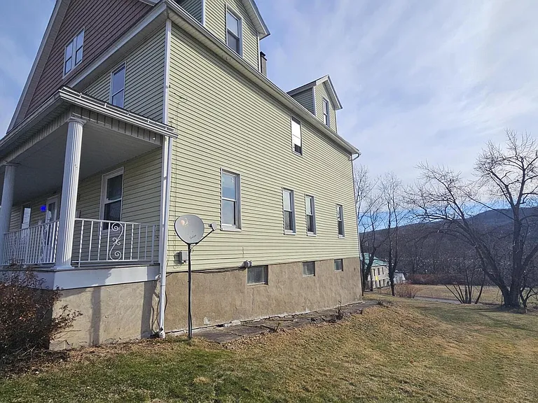 1044 John Ave — Photo 3