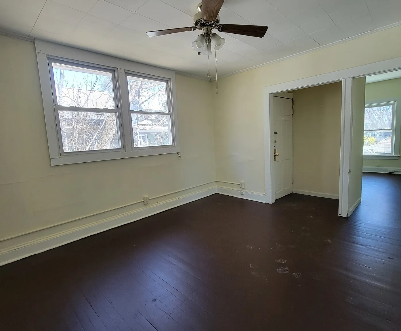 3 bed, 1.0 bath, 3389 sqft, $1,400 — Photo 1