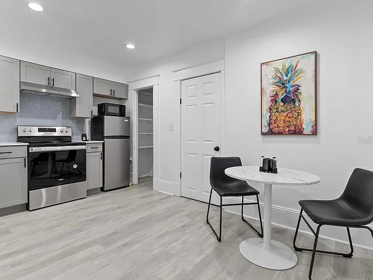 412 E Harwood St #4 — Photo 5