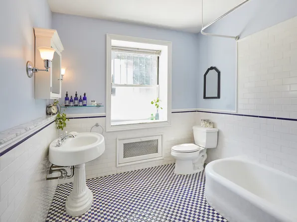 246 Gates Avenue image 13 of 19