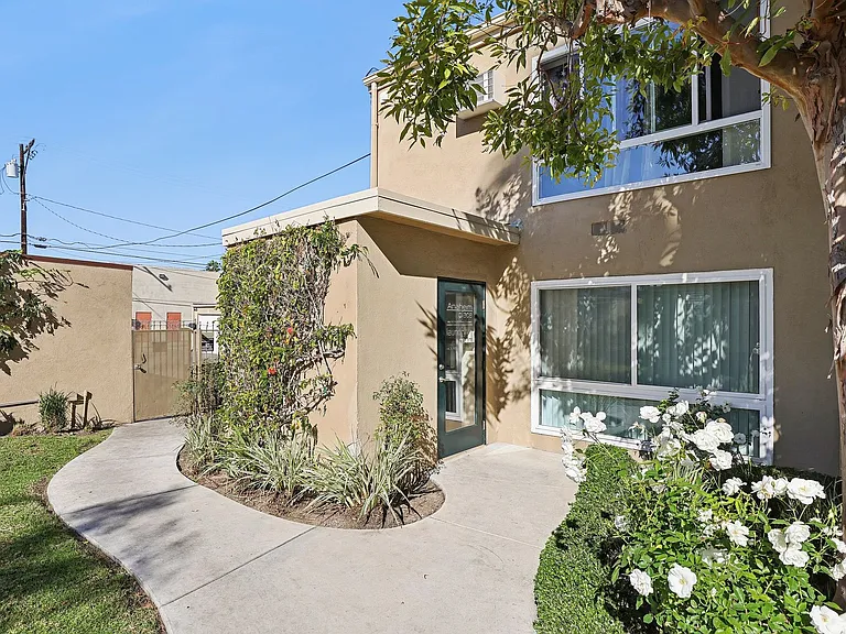 Anaheim Place — Photo 16