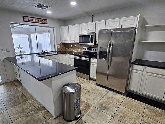 4th image of 902 E GLADE Avenue