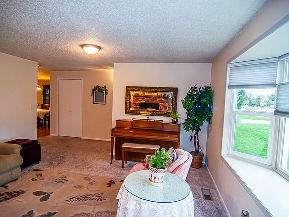 4th image of 901 Garden Dr