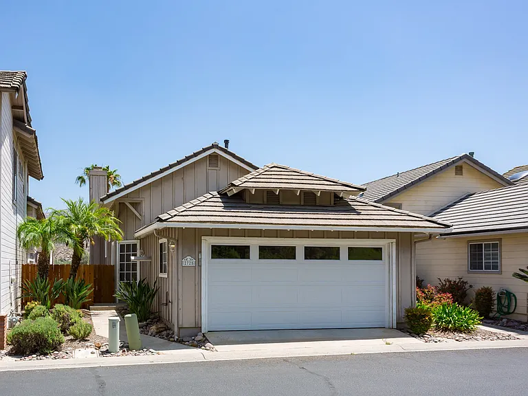 2725 Blackbush Ln — Photo 1
