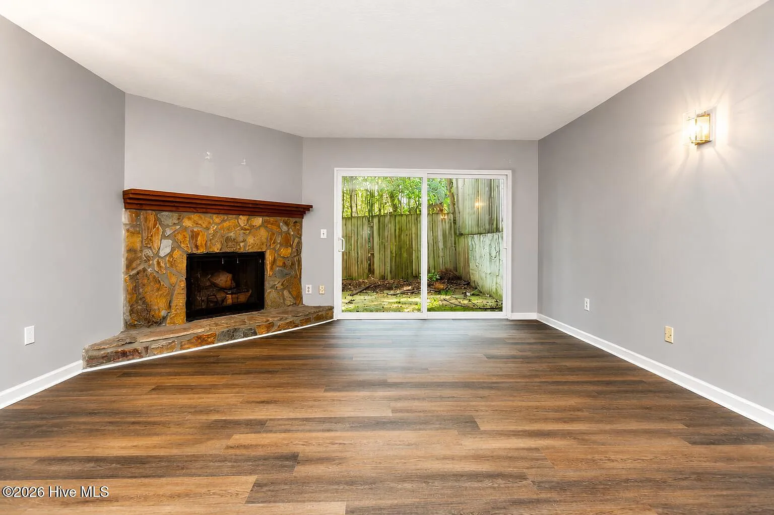 3 bed, 1.0 bath, 1145 sqft, $1,350 — Photo 2