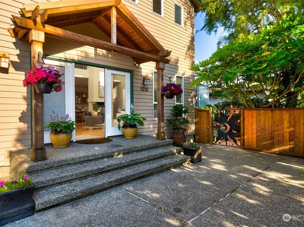 1215 G Avenue, Anacortes, WA 98221