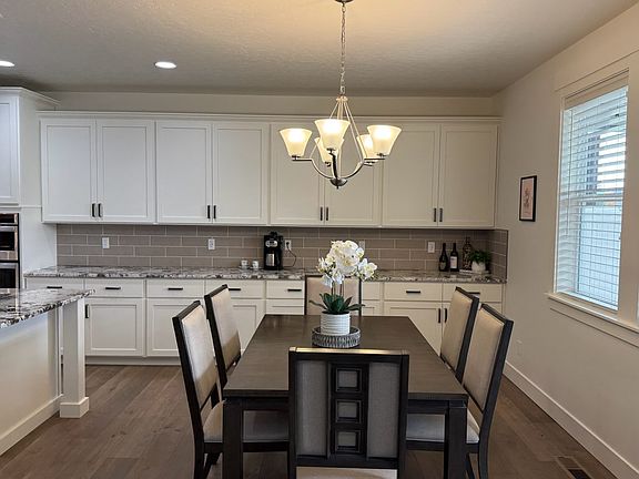 3rd image of 1053 E Whig Dr