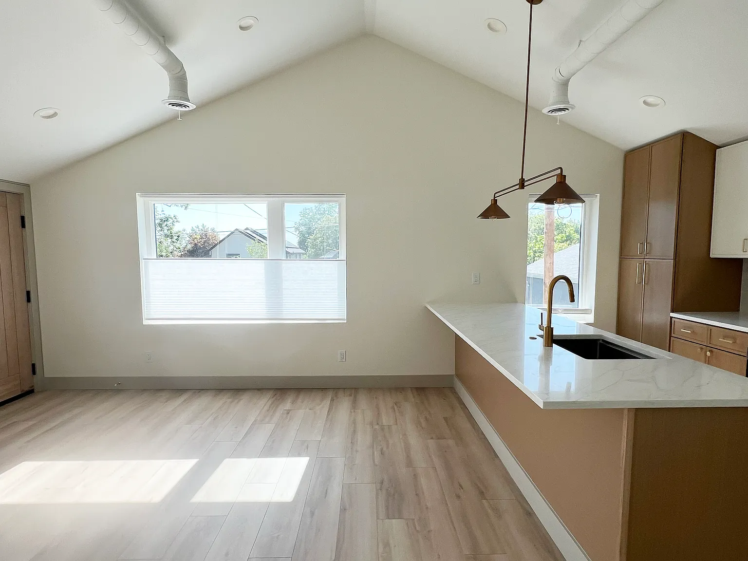 2 bed, 900 sqft, $3,000 — Photo 3