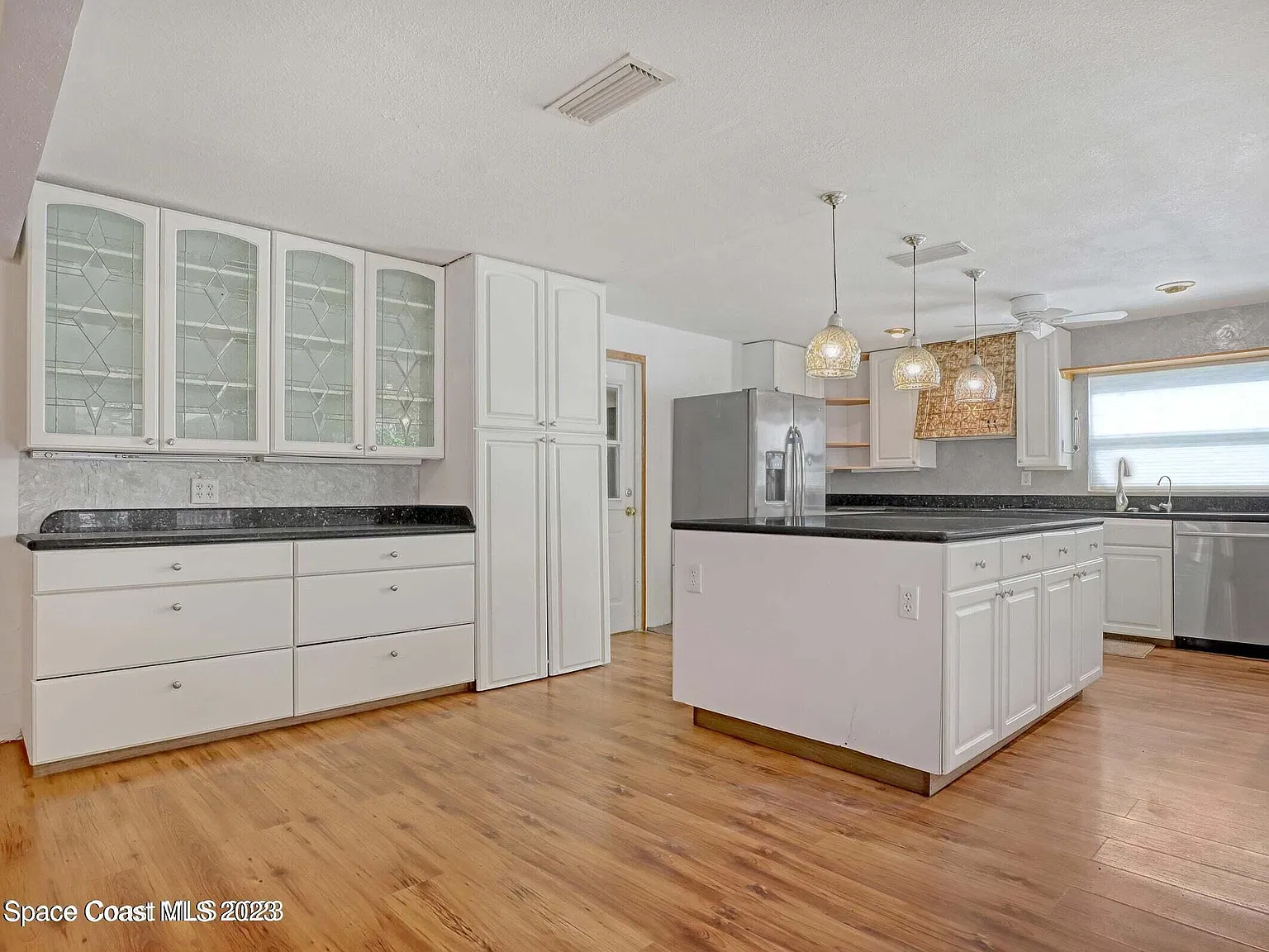 4 bed, 2.0 bath, 2034 sqft, $2,200 — Photo 3