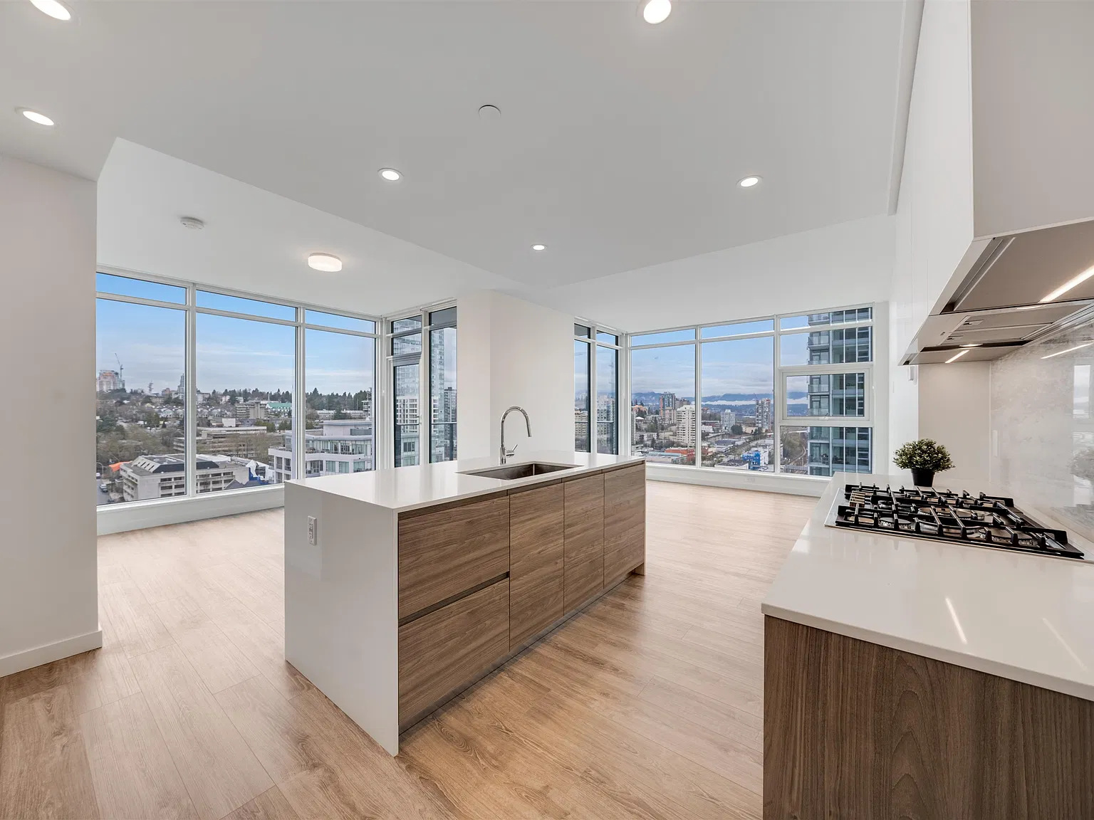 680 Quayside Dr — Photo 1