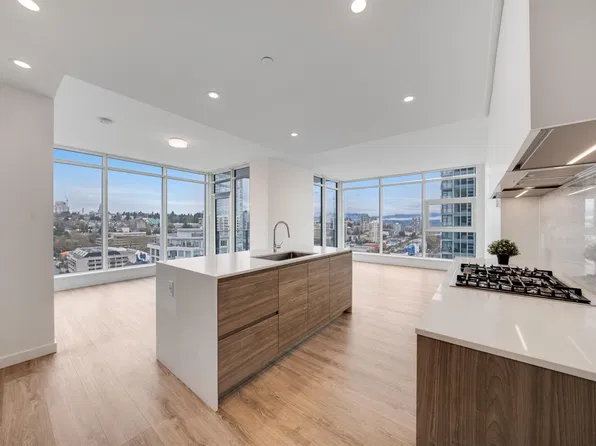 680 Quayside Dr #1904, New Westminster, BC V3M 6Z6