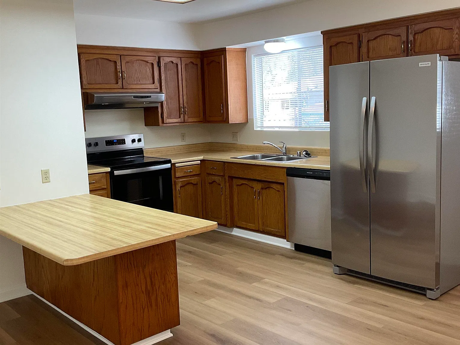 3 bed, 2.0 bath, 1420 sqft, $2,995 — Photo 3