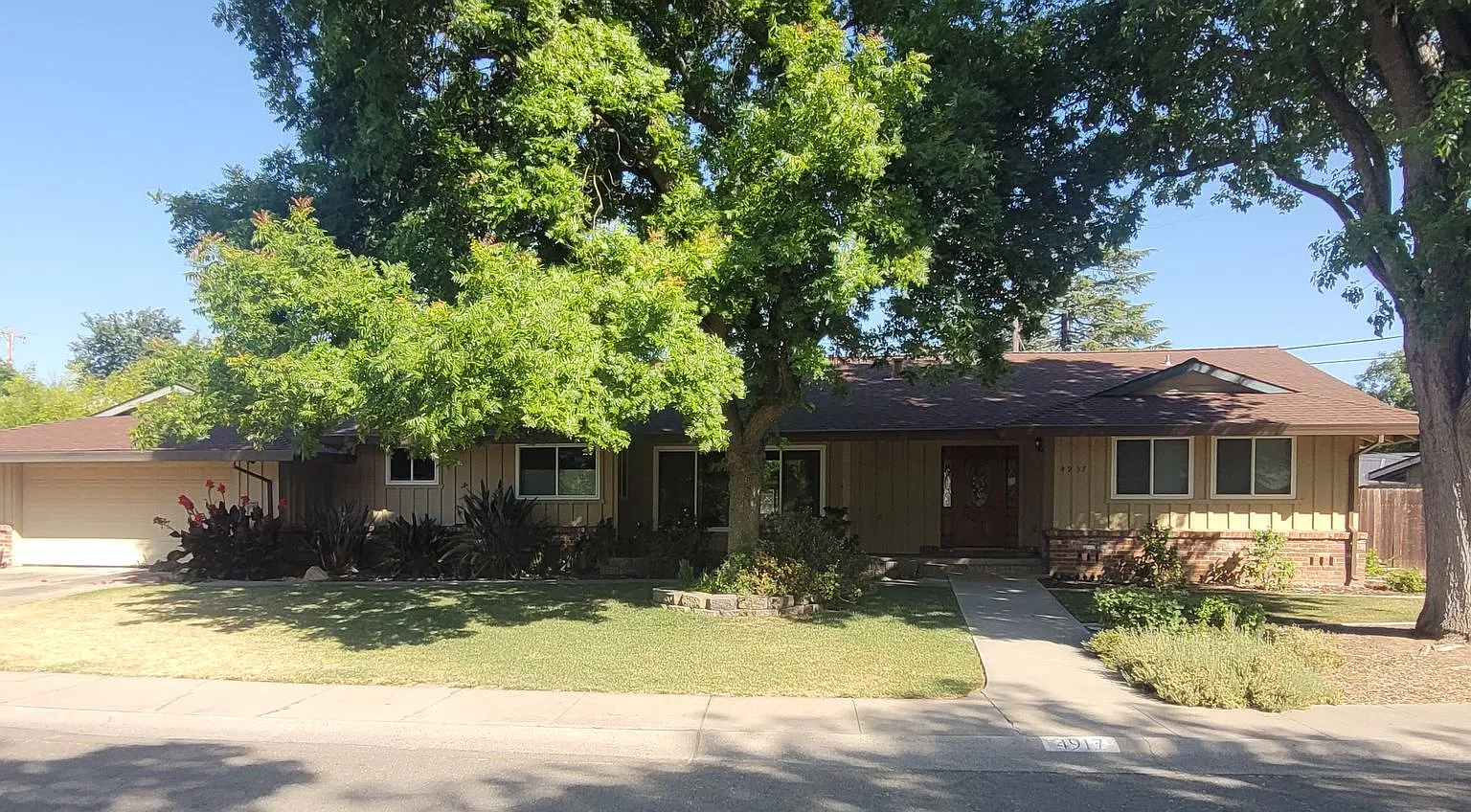 Spacious Carmichael home in Winding Wy / Garfield area — Photo 1