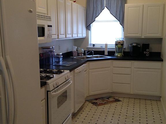 Kitchen includes all major appliances