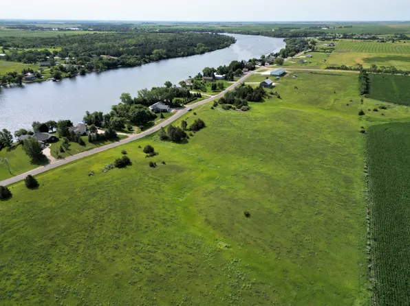 126757 W Shore Dr, Aberdeen, SD 57401