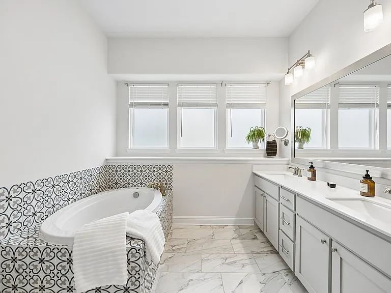 439 Montrose Dr — Photo 15