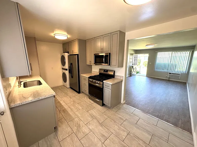 Charming 1 Bedroom unit, completely remodeled with In-Unit Washer/Dryer! — Photo 7
