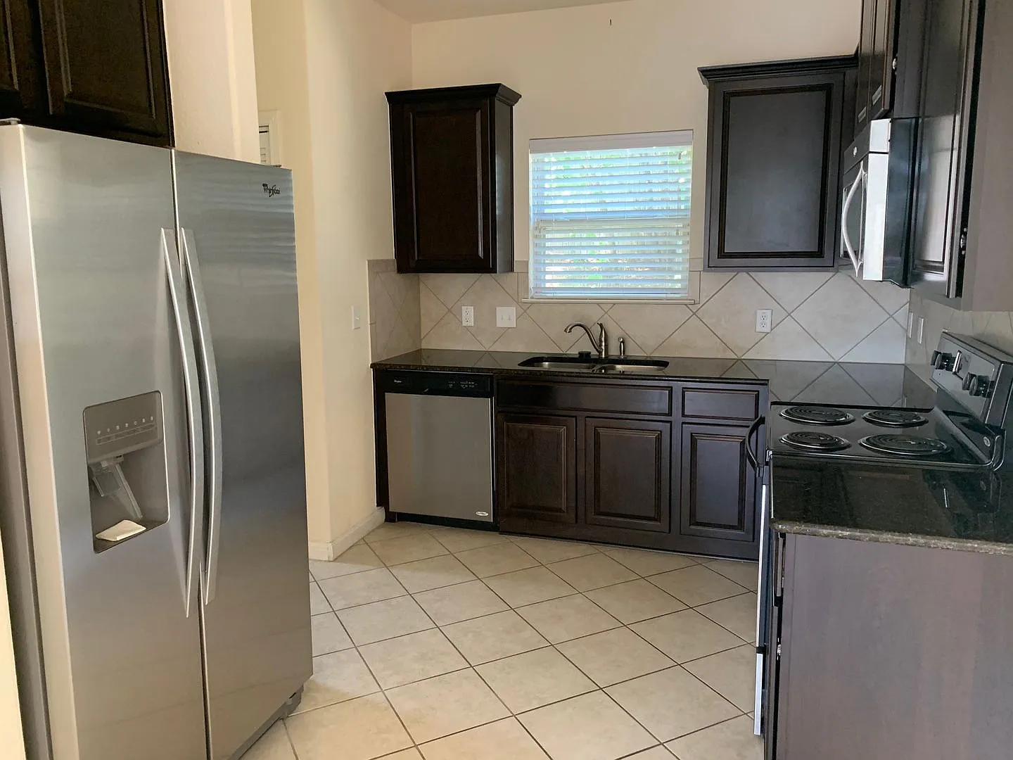 3bed/2.5 bath house in gated community — Photo 4