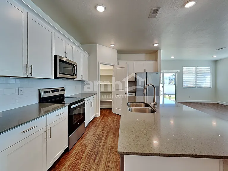 2705 W 3290 S — Photo 3