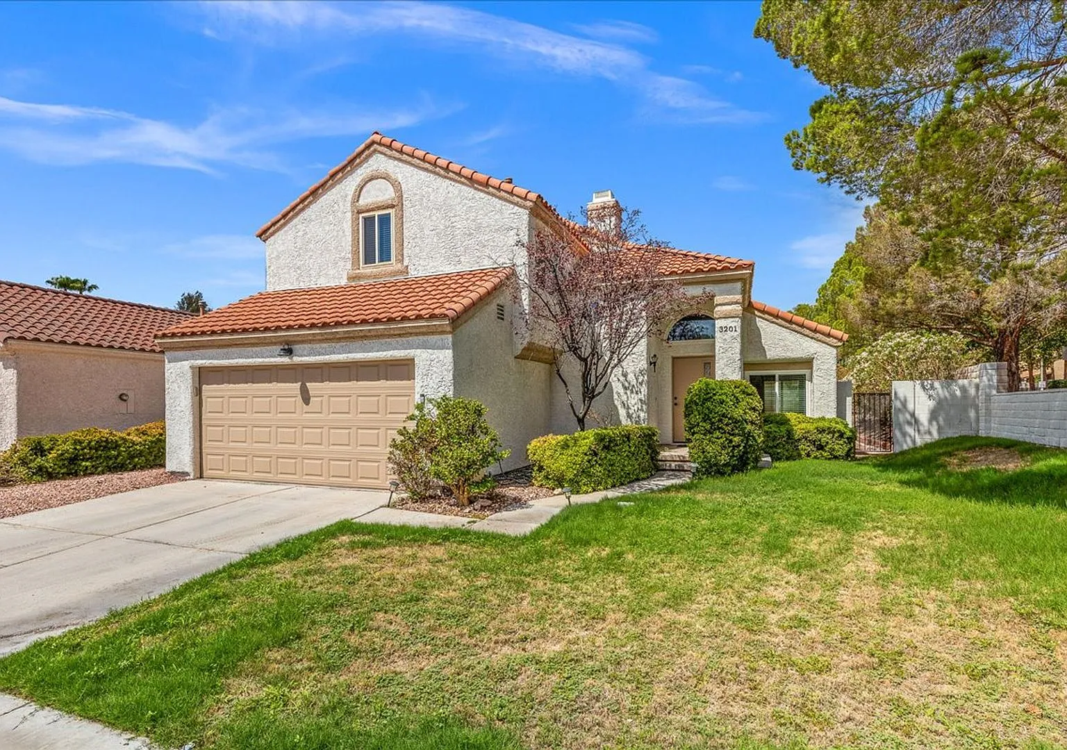 Contemporary 4bd Home with Expansive Spaces and Designer Details — Photo 2