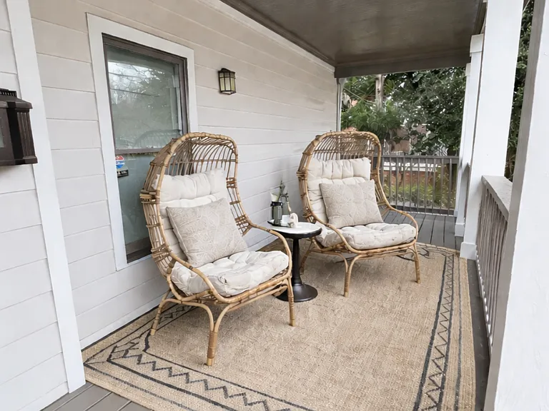 553 Irwin St NE — Photo 2